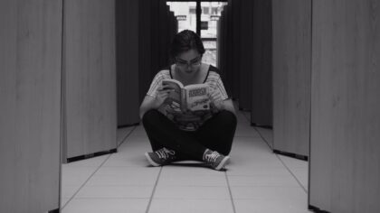 Naktiniai bibliotekų maratonai: kaip tylos šventyklos virsta keistais skaitymo ir nemigos festivaliais