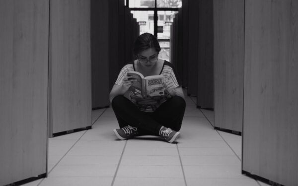 Naktiniai bibliotekų maratonai: kaip tylos šventyklos virsta keistais skaitymo ir nemigos festivaliais