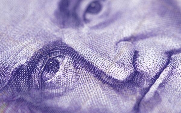 Nematomi skaičiai ant banknotų ir paslaptingi ženklai ant monetų: kokias žinutes slepia mūsų pinigai