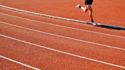Nepertraukiamas bėgimas daugiau kaip parą: kaip ultradistancijų maratonai keičia ištvermės ribas