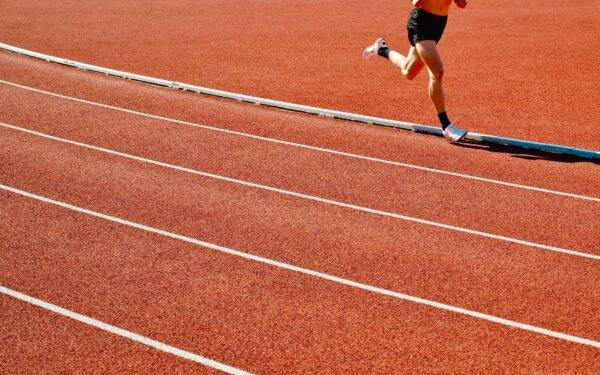 Nepertraukiamas bėgimas daugiau kaip parą: kaip ultradistancijų maratonai keičia ištvermės ribas