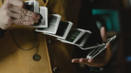 Netikėti rankų miklumo čempionai: rekordinių kortų triukų kūrėjai ir ko iš jų galime pasimokyti