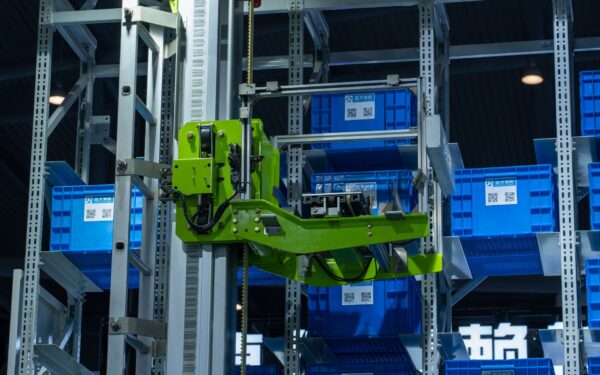 Pasaulio automatiniai sandėliai: kaip tylūs robotizuoti miestai kraustosi į logistikos centrus