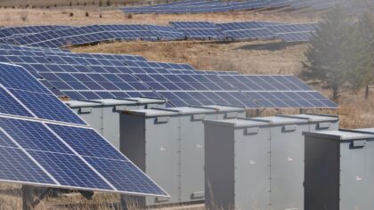 Saulės energija naktį ir žiemą: kaip naujos baterijos ir saulės ūkiai artėja prie nepertraukiamos elektros tiekimo