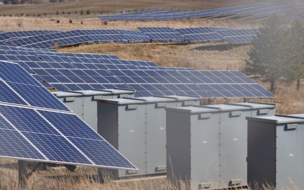 Saulės energija naktį ir žiemą: kaip naujos baterijos ir saulės ūkiai artėja prie nepertraukiamos elektros tiekimo
