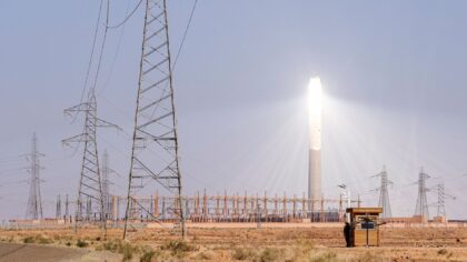 Saulės koncentravimo bokštai dykumose ir už jų: kaip veidrodžių jūros siekia naują energijos efektyvumo lygį