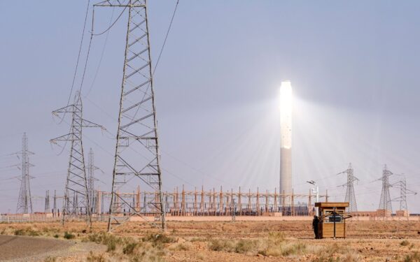 Saulės koncentravimo bokštai dykumose ir už jų: kaip veidrodžių jūros siekia naują energijos efektyvumo lygį