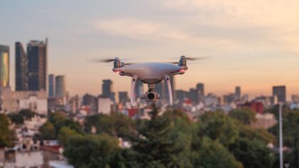 Skraidantys taksi ir rekordiniai dronai keleiviams: kaip miestų dangų keičia naujo tipo transportas