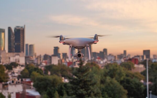 Skraidantys taksi ir rekordiniai dronai keleiviams: kaip miestų dangų keičia naujo tipo transportas